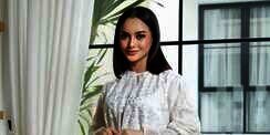 Ririn Ekawati Dirias dengan Makeup Nude, Hasilnya Glowing Maksimal