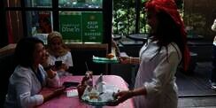 Resto yang Identik dengan Pelayan Galak, Ramadan Berubah Jadi Ramah dan Hangat