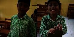 Momen Kocak Murid SD Dapat Tugas Bangun Ruang, Benda yang Dibawa di Luar Prediksi