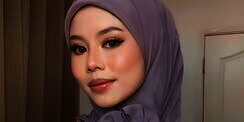 Styling Kerudung Segi Empat dengan Aksen Bunga, Cocok untuk Acara Formal 