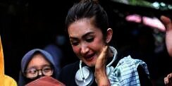 Potret Nafa Urbach Blusukan Sejak Terjun ke Politik: Tetap Cantik Meski Berselempang Kain Topo