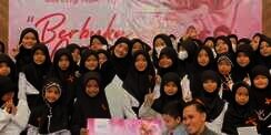 Potret Tangis Fuji Kala Santuni 500 Anak Yatim, Hati Bersedih Teringat Nasib Gala Sky