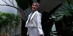 Heels Pink Bikin Tampilan Melody Laksani Lebih Playful