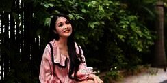 Casual Look dengan Celana Oversized ala Sandra Dewi