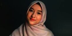 Tampilan Hijab Curve Manis, Tengok Styling Mudahnya