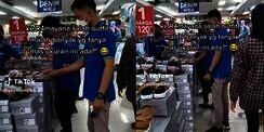 Pria Ini Heran Banyak Pengunjung Mal Tanya Ukuran Sandal dan Baju Kepadanya, Setelah Lihat Kausnya Baru Sadar dan Ngakak Sambil Nahan Malu