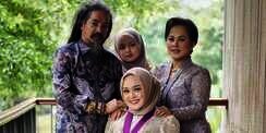 Tidak Biasa, Penampilan Limbad Saat Dampingi Putrinya Wisuda Jadi Sorotan