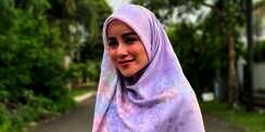 Tampil dengan Hijab Menutup Dada, Olla Ramlan Bikin Pangling