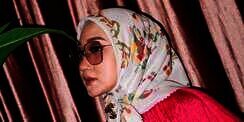 Dian Pelangi Tampil Mentereng dengan Neon Green