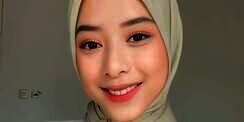 Ikut Tren Yuk, Coba Style Manis Hijab Warna Sage Green