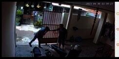 Video Viral Pria Tak Dikenal Bunturi Wanita Sampai Masuk Rumah, Panik Banyak Orang Akhirnya Pura-Pura Bertamu
