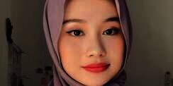 Messy Style Hijab Flowy, Bikin Pipi Berkesan Tirus 