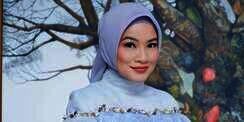 Cetar Banget, Titik Kamal Pakai Dress Bling Bling