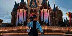 5 Potret Cantik Fuji Liburan di Jepang, Tampil Gemas dengan Bando Micky Mouse