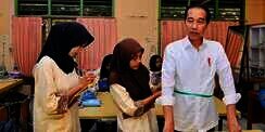 Momen Siswi SMK di Jambi Grogi Ukur Tubuh Jokowi Saat Diminta Buatkan Baju