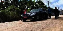 Mobil Mercy Jokowi `Disiksa` Lagi di Jambi: `Rusak Parah.... Masa Harus Saya Sampaikan`