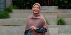 Konsisten Berhijab Syar'i, Lihat Style Manis Natasha Rizky 