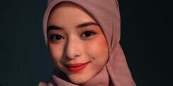 Look Hijab Menutup Dada dengan dengan Aksen Menjuntai