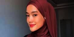 Buat Tampilan Girly dengan Pashmina Bahan Kaus