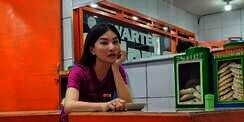 Potret Sarwendah Nongkrong di Warteg Bareng Ketiga Anak, Intip Menu yang Dipesan