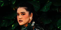 Kahiyang Ayu Tampil Berani dengan Outfit Tabrak Motif