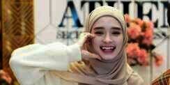 Gaya Hijab Simpel Inara Rusli Jadi Omongan