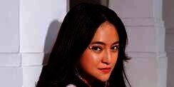 Makeup Colorful Marshanda, Andalkan Blush On Peach Jadi Makin Fresh