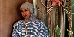 Look Modest Bernuansa Girly dengan Warna Monokrom