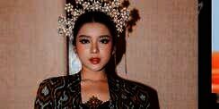 Kawinkan Gaun Etnik dan Headpiece, Tiara Andini Dipuji dari Kahyangan