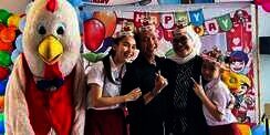 Potret Ulang Tahun Sederhana Ayah Rozak, Ayu Ting Ting Pakai Seragam SD