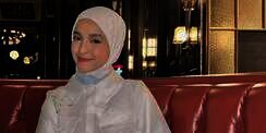 Padukan Outfit Putih dan Biru, Bikin Tampilan Jadi Fresh 