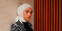 Look Kasual Citra Kirana, Andalkan Outfit Hitam Putih