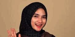 Coba Styling Hijab Motif Bernuansa Syari, Tampilannya Sangat Modis