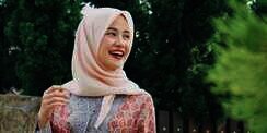 Aksen Ikat Samping Hijab Segi Empat, Look Jadi Lebih Manis