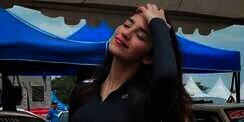 Potret Cantiknya Negin, Pembalap Perempuan yang Sering Bikin Gagal Fokus