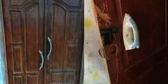 10 Potret Lucu Tukang Bangunan Salah Pasang Pintu, Terakhir Malah Bikin Emosi!