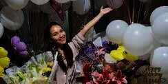 5 Potret Pesta Ultah Ayu Ting Ting ke-31: Ruang Keluarga Berubah jadi `Taman Bunga`