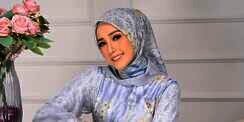 Aura Elegan Adelia Pasha Memancar dengan Makeup Soft Glam dan Hijab Motif