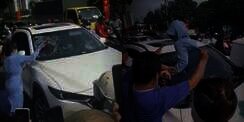 Murka Istri Pergoki Suami Selingkuh, Pukul Kaca Mobil dengan Helm hingga Pecah, Jambak dan Seret Pelakor ke Luar