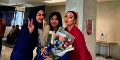 Potret Akur Zaskia Gotik dan Imel Putri Menghadiri Wisuda Anak