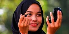 Cara 'Satset' Bikin Mata Memukau dengan Pulasan Eyeliner Tipis 