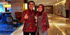 Sering Tampil Sederhana, Potret Dine Mutiara saat Menemani Sahrul Gunawan Dinas, Kedapatan Pakai Sandal Mewah