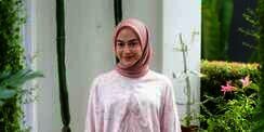 Dipulas Makeup Matte Serba Nude Pink, Nina Zatulini Tampak Glowing
