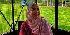 Outfit Sweet Feni Rose dengan Nuansa Pink, Cocok untuk Liburan