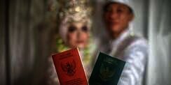 Pengantin Wanita Bahagia Baru Kenal 17 Hari Langsung Nikah, Ekspresi Suami Tuai Sorotan