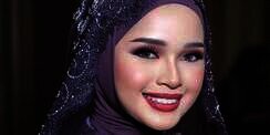 Ide Wedding Outfit Hijab Serba Ungu, On Point dengan Lipstik Merah