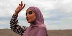 Outfit Denim Bernuansa Feminin Zaskia Sungkar, Tengok Yuk!