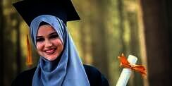 Fresh Saat Wisuda dengan Perpaduan Bushy Brows dan Ombre Lips