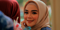 Flowery Blouse dengan Style Chic ala Sheza Idris