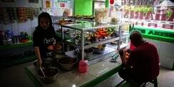 Tak Kalah Saing, Pengusaha Ini Dirikan Warteg dengan Fasilitas WiFi hingga Kasir Online